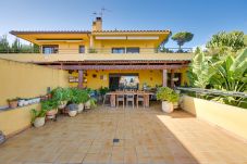 Rijhuis in Calella - Villa Botanica - cosy holiday home with private po